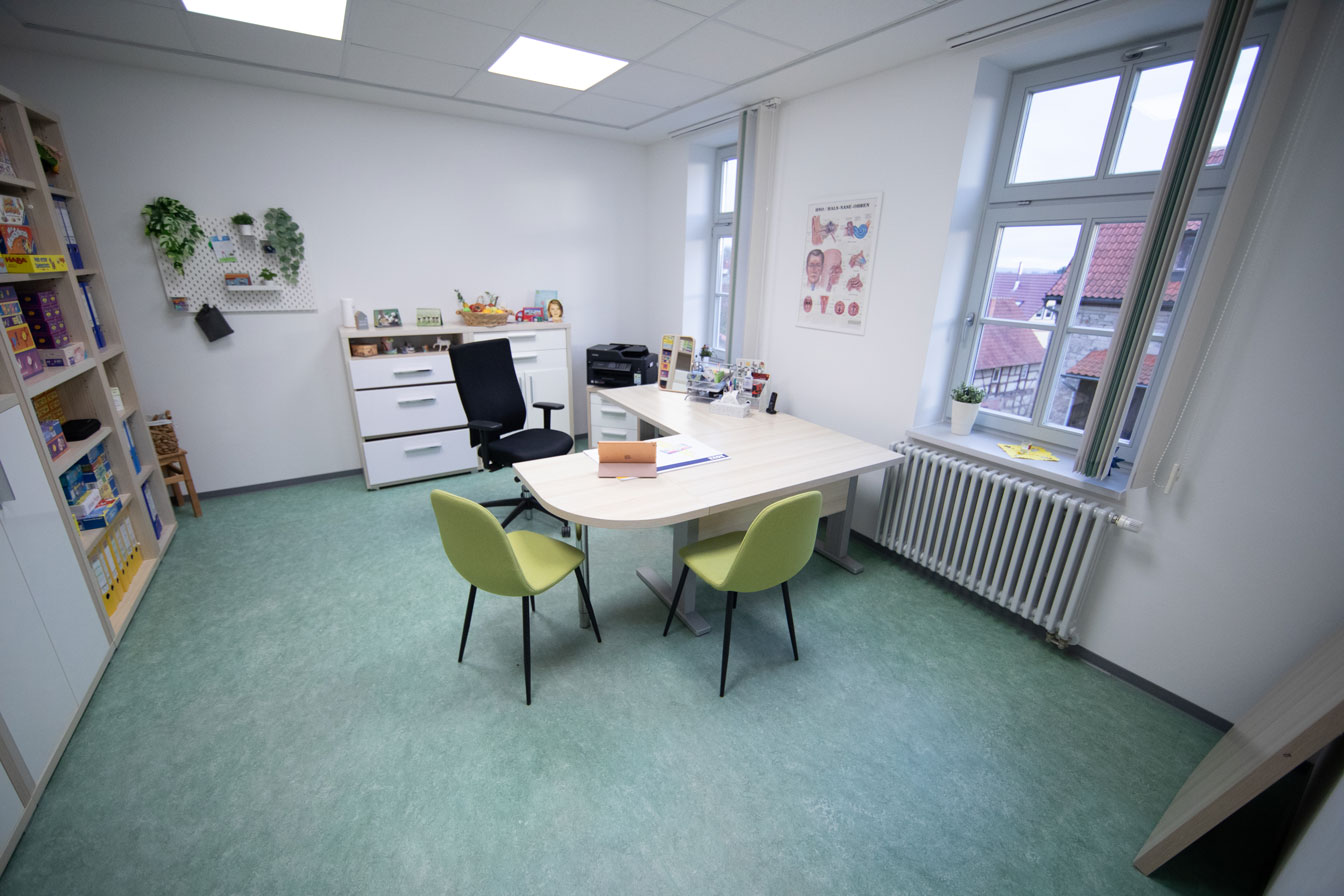 Heller Therapieraum mit warmer Atmosphäre